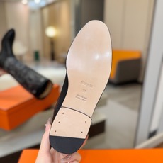 Hermes 🐴 爱马仕满印刺绣高筒骑士靴 爱马仕Jumping黑色锁扣高筒靴,高端打造,最高版本 直筒靴型修饰腿线。 Hermes 🐴 爱马仕满印刺绣高筒骑士靴 爱马仕Jumping黑色锁扣高筒靴,高端打造,最高版本 直筒靴型修饰腿线。