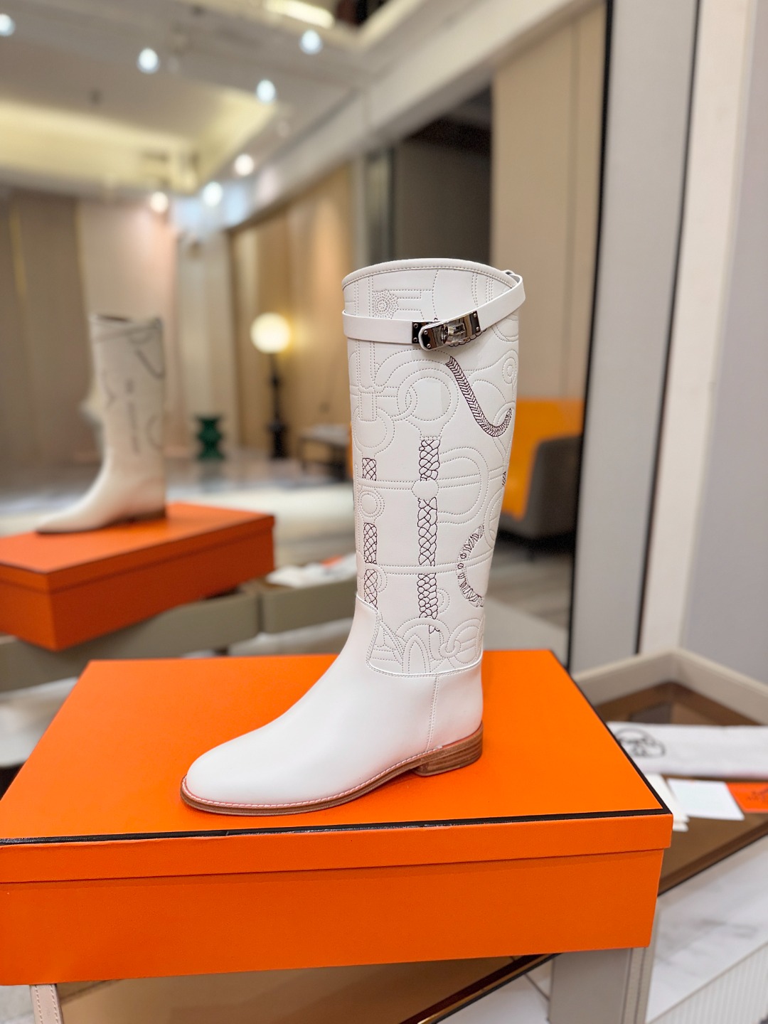 Hermes 🐴 爱马仕满印刺绣高筒骑士靴 爱马仕Jumping黑色锁扣高筒靴,高端打造,最高版本 直筒靴型修饰腿线。 Hermes 🐴 爱马仕满印刺绣高筒骑士靴 爱马仕Jumping黑色锁扣高筒靴,高端打造,最高版本 直筒靴型修饰腿线。