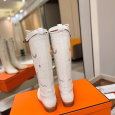 Hermes 🐴 爱马仕满印刺绣高筒骑士靴 爱马仕Jumping黑色锁扣高筒靴,高端打造,最高版本 直筒靴型修饰腿线。 Hermes 🐴 爱马仕满印刺绣高筒骑士靴 爱马仕Jumping黑色锁扣高筒靴,高端打造,最高版本 直筒靴型修饰腿线。