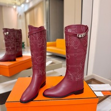 Hermes 🐴 爱马仕满印刺绣高筒骑士靴 爱马仕Jumping黑色锁扣高筒靴,高端打造,最高版本 直筒靴型修饰腿线。 Hermes 🐴 爱马仕满印刺绣高筒骑士靴 爱马仕Jumping黑色锁扣高筒靴,高端打造,最高版本 直筒靴型修饰腿线。
