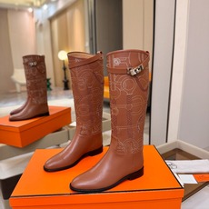 Hermes 🐴 爱马仕满印刺绣高筒骑士靴 爱马仕Jumping黑色锁扣高筒靴,高端打造,最高版本 直筒靴型修饰腿线。 Hermes 🐴 爱马仕满印刺绣高筒骑士靴 爱马仕Jumping黑色锁扣高筒靴,高端打造,最高版本 直筒靴型修饰腿线。
