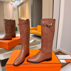 Hermes 🐴 爱马仕满印刺绣高筒骑士靴 爱马仕Jumping黑色锁扣高筒靴,高端打造,最高版本 直筒靴型修饰腿线。 Hermes 🐴 爱马仕满印刺绣高筒骑士靴 爱马仕Jumping黑色锁扣高筒靴,高端打造,最高版本 直筒靴型修饰腿线。