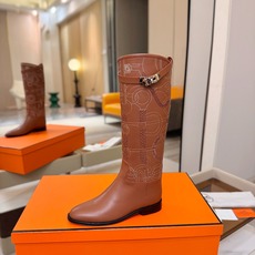 Hermes 🐴 爱马仕满印刺绣高筒骑士靴 爱马仕Jumping黑色锁扣高筒靴,高端打造,最高版本 直筒靴型修饰腿线。 Hermes 🐴 爱马仕满印刺绣高筒骑士靴 爱马仕Jumping黑色锁扣高筒靴,高端打造,最高版本 直筒靴型修饰腿线。
