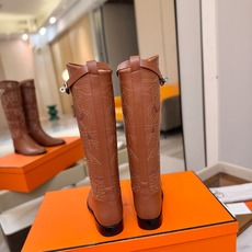 Hermes 🐴 爱马仕满印刺绣高筒骑士靴 爱马仕Jumping黑色锁扣高筒靴,高端打造,最高版本 直筒靴型修饰腿线。 Hermes 🐴 爱马仕满印刺绣高筒骑士靴 爱马仕Jumping黑色锁扣高筒靴,高端打造,最高版本 直筒靴型修饰腿线。