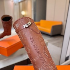 Hermes 🐴 爱马仕满印刺绣高筒骑士靴 爱马仕Jumping黑色锁扣高筒靴,高端打造,最高版本 直筒靴型修饰腿线。 Hermes 🐴 爱马仕满印刺绣高筒骑士靴 爱马仕Jumping黑色锁扣高筒靴,高端打造,最高版本 直筒靴型修饰腿线。