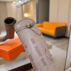 Hermes 🐴 爱马仕满印刺绣高筒骑士靴 爱马仕Jumping黑色锁扣高筒靴,高端打造,最高版本 直筒靴型修饰腿线。 Hermes 🐴 爱马仕满印刺绣高筒骑士靴 爱马仕Jumping黑色锁扣高筒靴,高端打造,最高版本 直筒靴型修饰腿线。