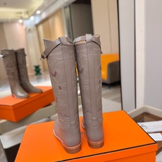 Hermes 🐴 爱马仕满印刺绣高筒骑士靴 爱马仕Jumping黑色锁扣高筒靴,高端打造,最高版本 直筒靴型修饰腿线。 Hermes 🐴 爱马仕满印刺绣高筒骑士靴 爱马仕Jumping黑色锁扣高筒靴,高端打造,最高版本 直筒靴型修饰腿线。