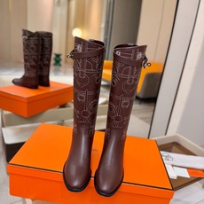 Hermes 🐴 爱马仕满印刺绣高筒骑士靴 爱马仕Jumping黑色锁扣高筒靴,高端打造,最高版本 直筒靴型修饰腿线。 Hermes 🐴 爱马仕满印刺绣高筒骑士靴 爱马仕Jumping黑色锁扣高筒靴,高端打造,最高版本 直筒靴型修饰腿线。