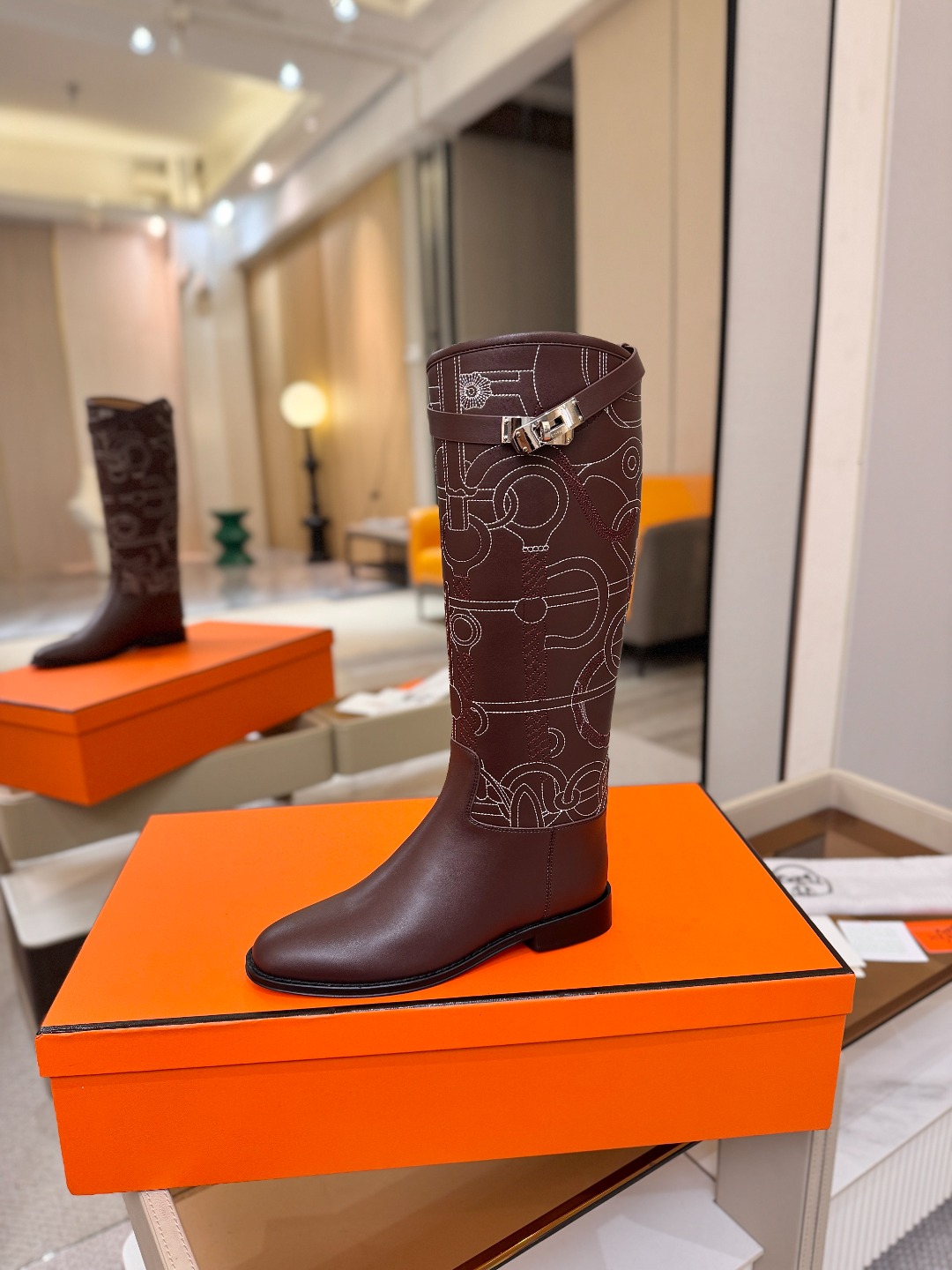 Hermes 🐴 爱马仕满印刺绣高筒骑士靴 爱马仕Jumping黑色锁扣高筒靴,高端打造,最高版本 直筒靴型修饰腿线。 Hermes 🐴 爱马仕满印刺绣高筒骑士靴 爱马仕Jumping黑色锁扣高筒靴,高端打造,最高版本 直筒靴型修饰腿线。