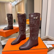 Hermes 🐴 爱马仕满印刺绣高筒骑士靴 爱马仕Jumping黑色锁扣高筒靴,高端打造,最高版本 直筒靴型修饰腿线。 Hermes 🐴 爱马仕满印刺绣高筒骑士靴 爱马仕Jumping黑色锁扣高筒靴,高端打造,最高版本 直筒靴型修饰腿线。