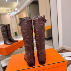 Hermes 🐴 爱马仕满印刺绣高筒骑士靴 爱马仕Jumping黑色锁扣高筒靴,高端打造,最高版本 直筒靴型修饰腿线。 Hermes 🐴 爱马仕满印刺绣高筒骑士靴 爱马仕Jumping黑色锁扣高筒靴,高端打造,最高版本 直筒靴型修饰腿线。