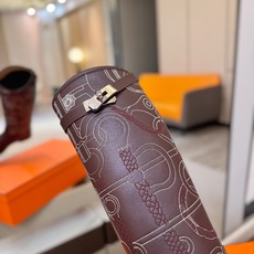 Hermes 🐴 爱马仕满印刺绣高筒骑士靴 爱马仕Jumping黑色锁扣高筒靴,高端打造,最高版本 直筒靴型修饰腿线。 Hermes 🐴 爱马仕满印刺绣高筒骑士靴 爱马仕Jumping黑色锁扣高筒靴,高端打造,最高版本 直筒靴型修饰腿线。