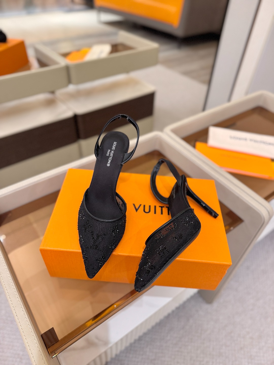 、 Louis Vuitton 官网秋冬系列！完美楦型、 新品高跟凉鞋🆕、官网同步更新 Lv烫钻“logo”饰以点缀，鞋