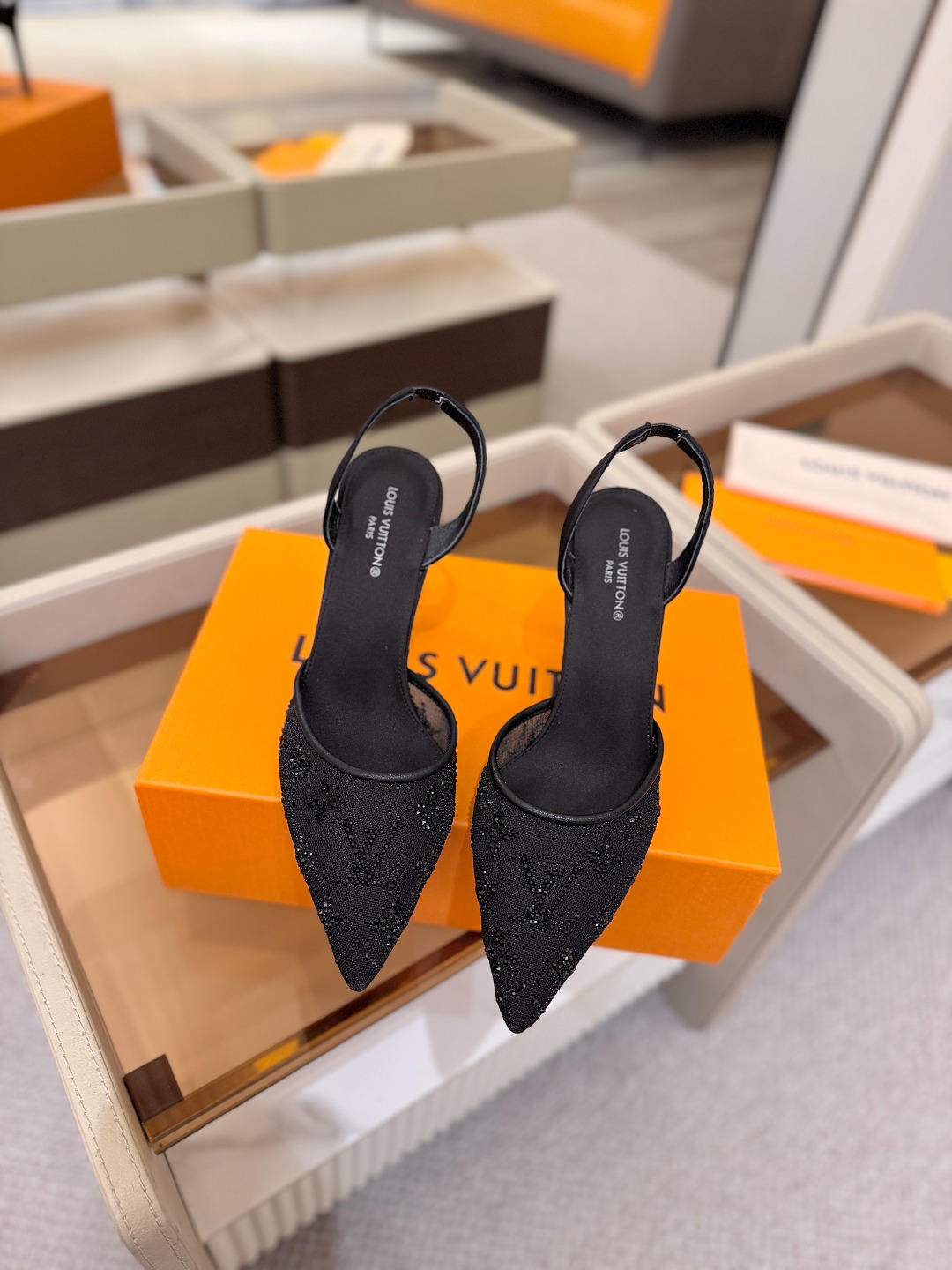 、 Louis Vuitton 官网秋冬系列！完美楦型、 新品高跟凉鞋🆕、官网同步更新 Lv烫钻“logo”饰以点缀，鞋