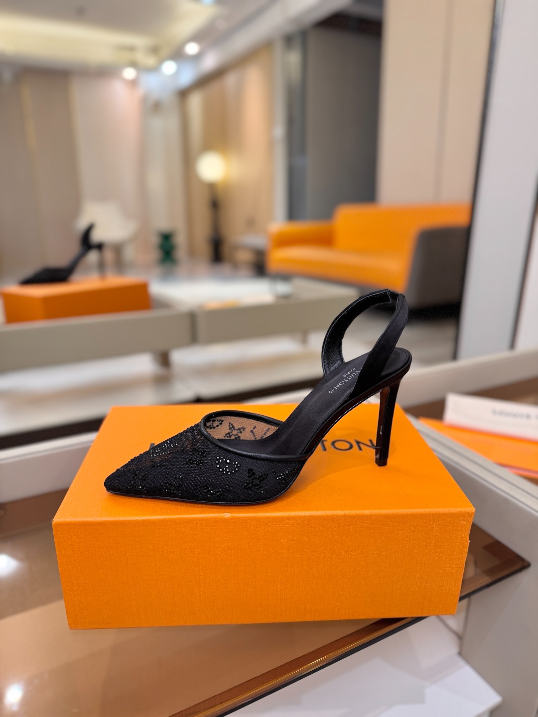 、 Louis Vuitton 官网秋冬系列！完美楦型、 新品高跟凉鞋🆕、官网同步更新 Lv烫钻“logo”饰以点缀，鞋