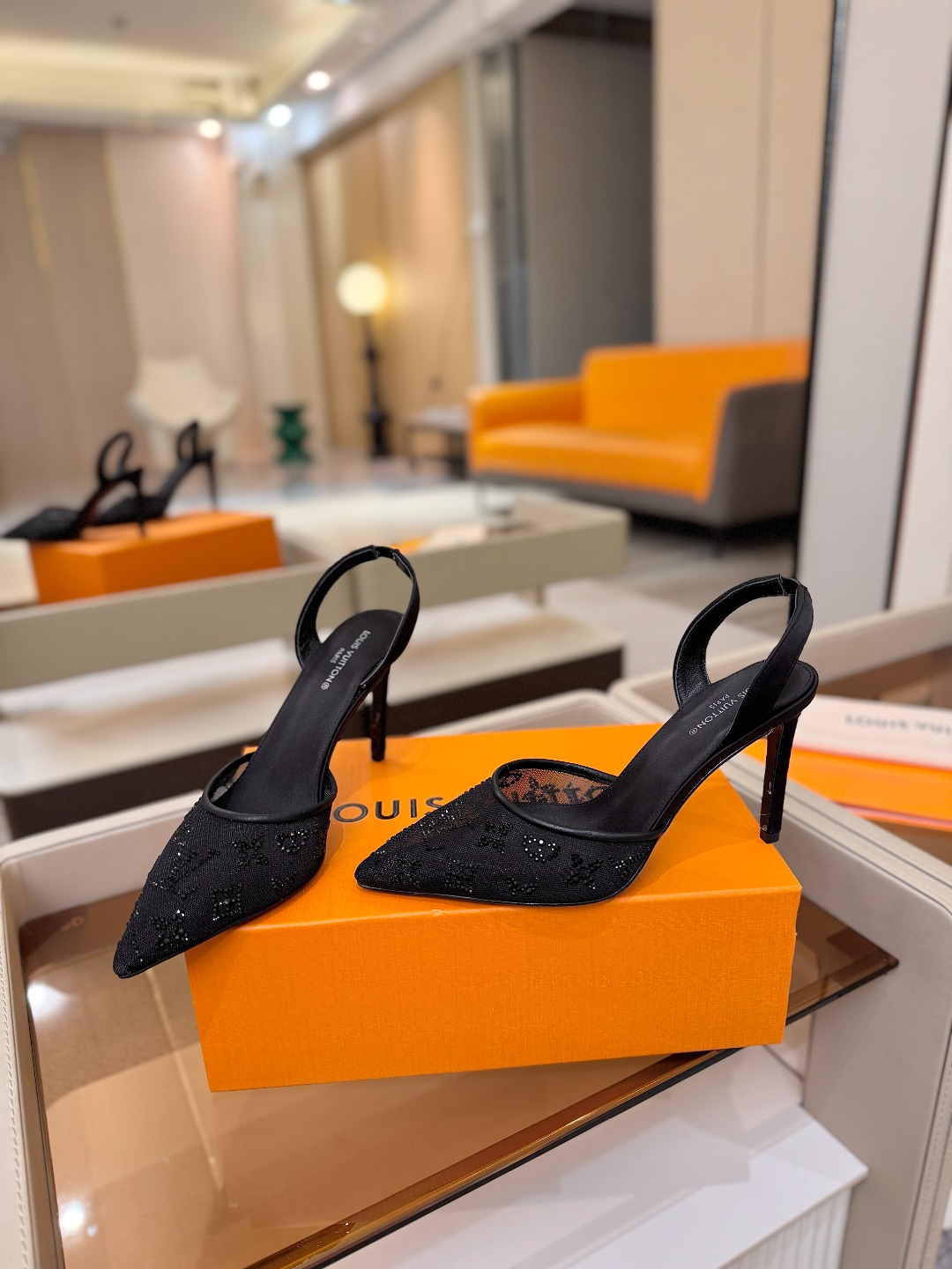 、 Louis Vuitton 官网秋冬系列！完美楦型、 新品高跟凉鞋🆕、官网同步更新 Lv烫钻“logo”饰以点缀，鞋
