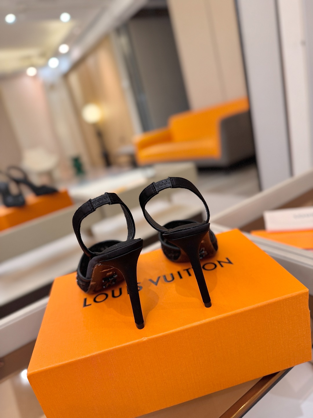 、 Louis Vuitton 官网秋冬系列！完美楦型、 新品高跟凉鞋🆕、官网同步更新 Lv烫钻“logo”饰以点缀，鞋