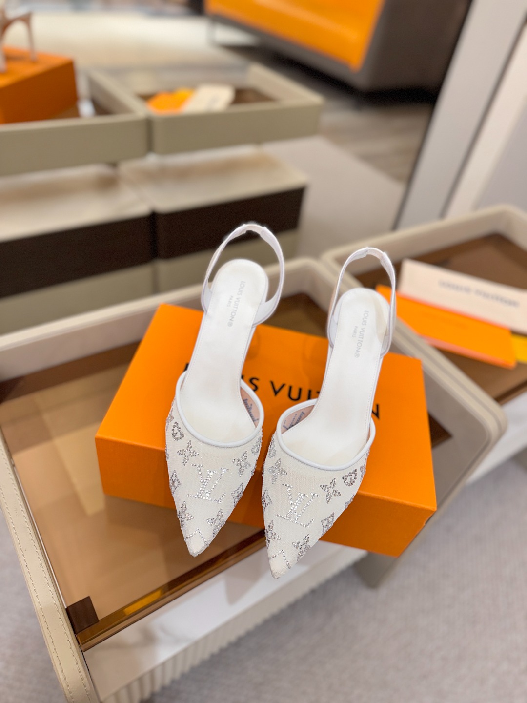 、 Louis Vuitton 官网秋冬系列！完美楦型、 新品高跟凉鞋🆕、官网同步更新 Lv烫钻“logo”饰以点缀，鞋