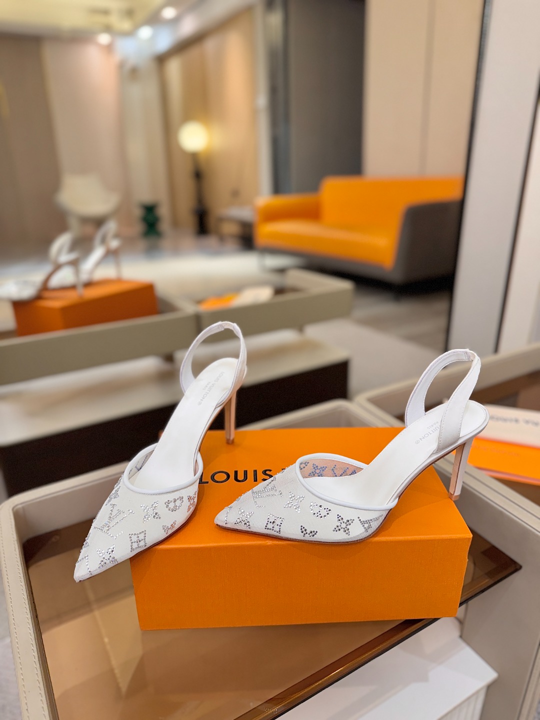 、 Louis Vuitton 官网秋冬系列！完美楦型、 新品高跟凉鞋🆕、官网同步更新 Lv烫钻“logo”饰以点缀，鞋