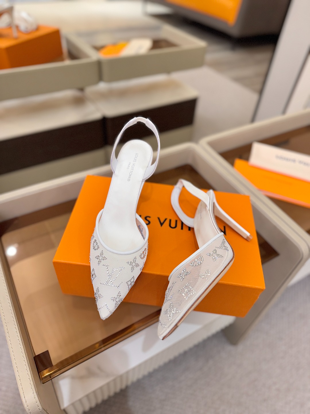 、 Louis Vuitton 官网秋冬系列！完美楦型、 新品高跟凉鞋🆕、官网同步更新 Lv烫钻“logo”饰以点缀，鞋