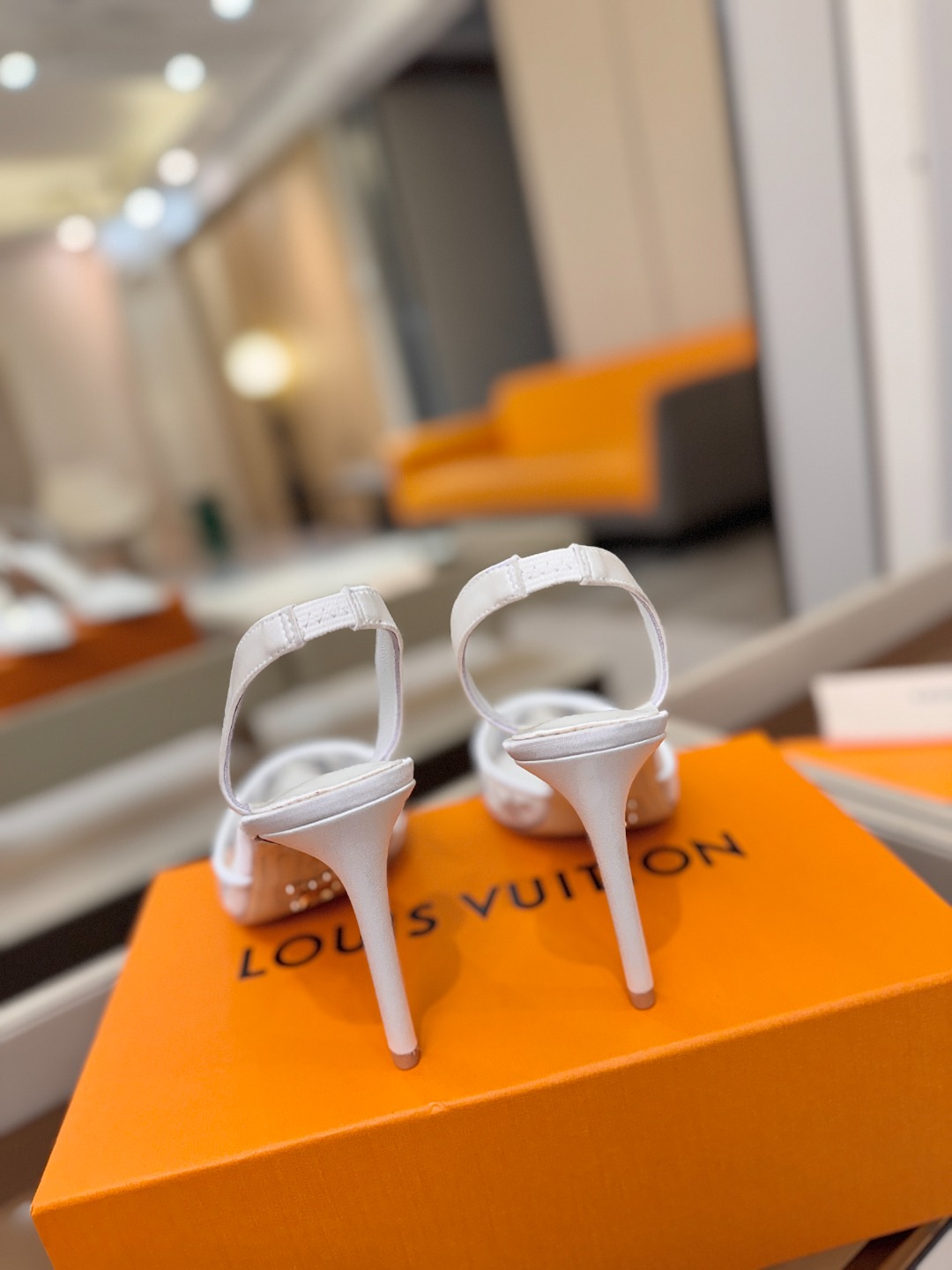 、 Louis Vuitton 官网秋冬系列！完美楦型、 新品高跟凉鞋🆕、官网同步更新 Lv烫钻“logo”饰以点缀，鞋