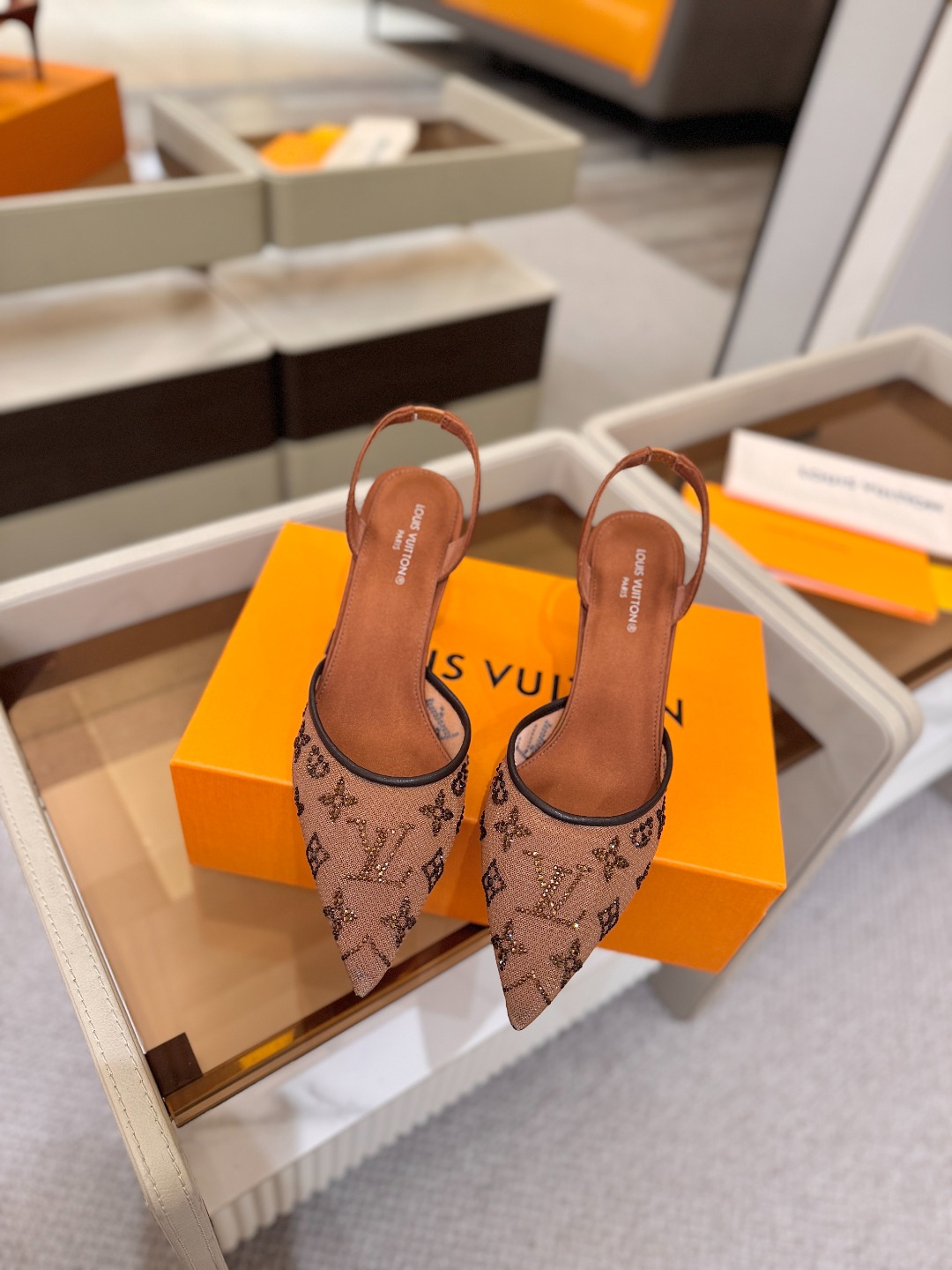 、 Louis Vuitton 官网秋冬系列！完美楦型、 新品高跟凉鞋🆕、官网同步更新 Lv烫钻“logo”饰以点缀，鞋