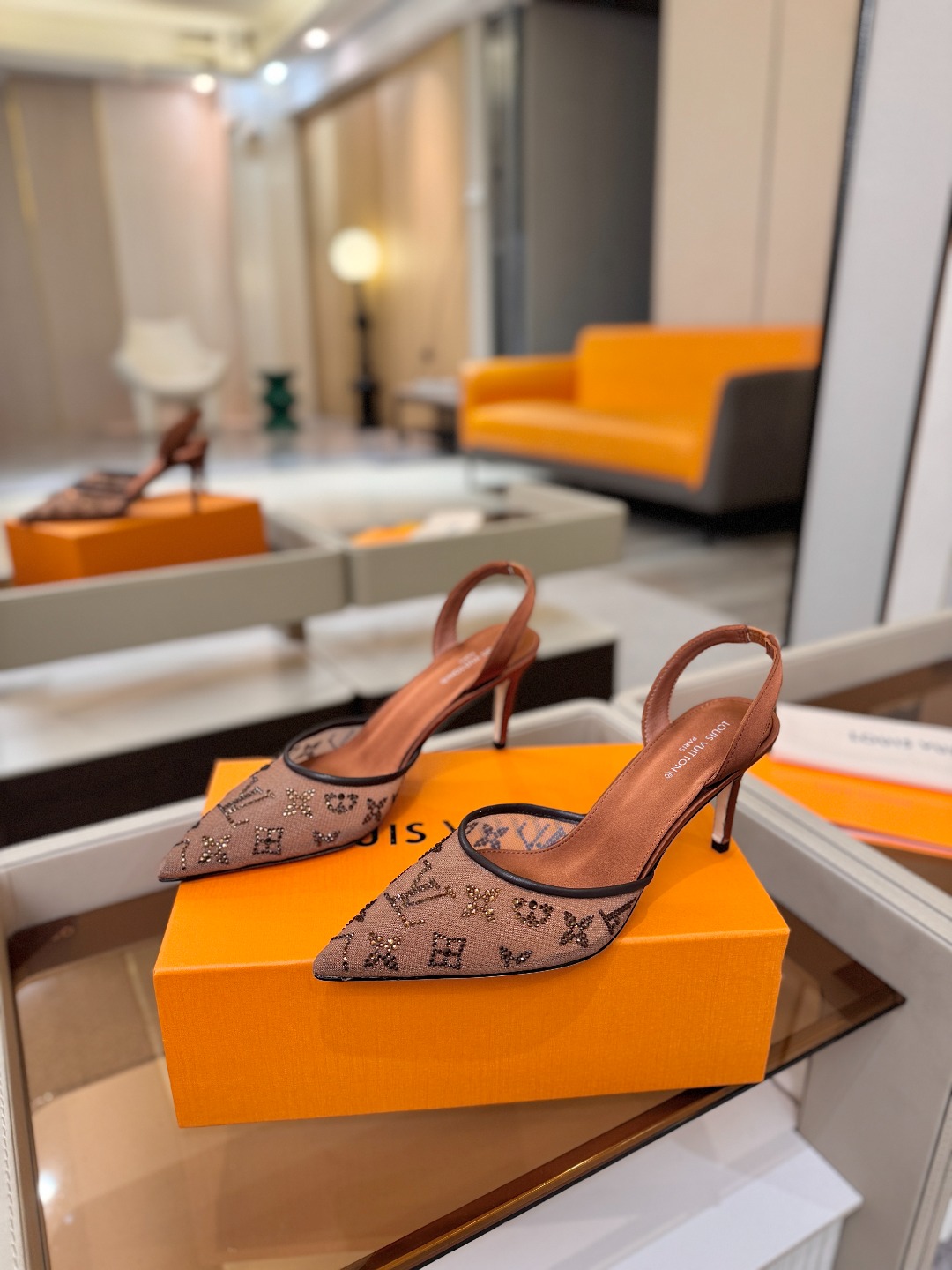 、 Louis Vuitton 官网秋冬系列！完美楦型、 新品高跟凉鞋🆕、官网同步更新 Lv烫钻“logo”饰以点缀，鞋