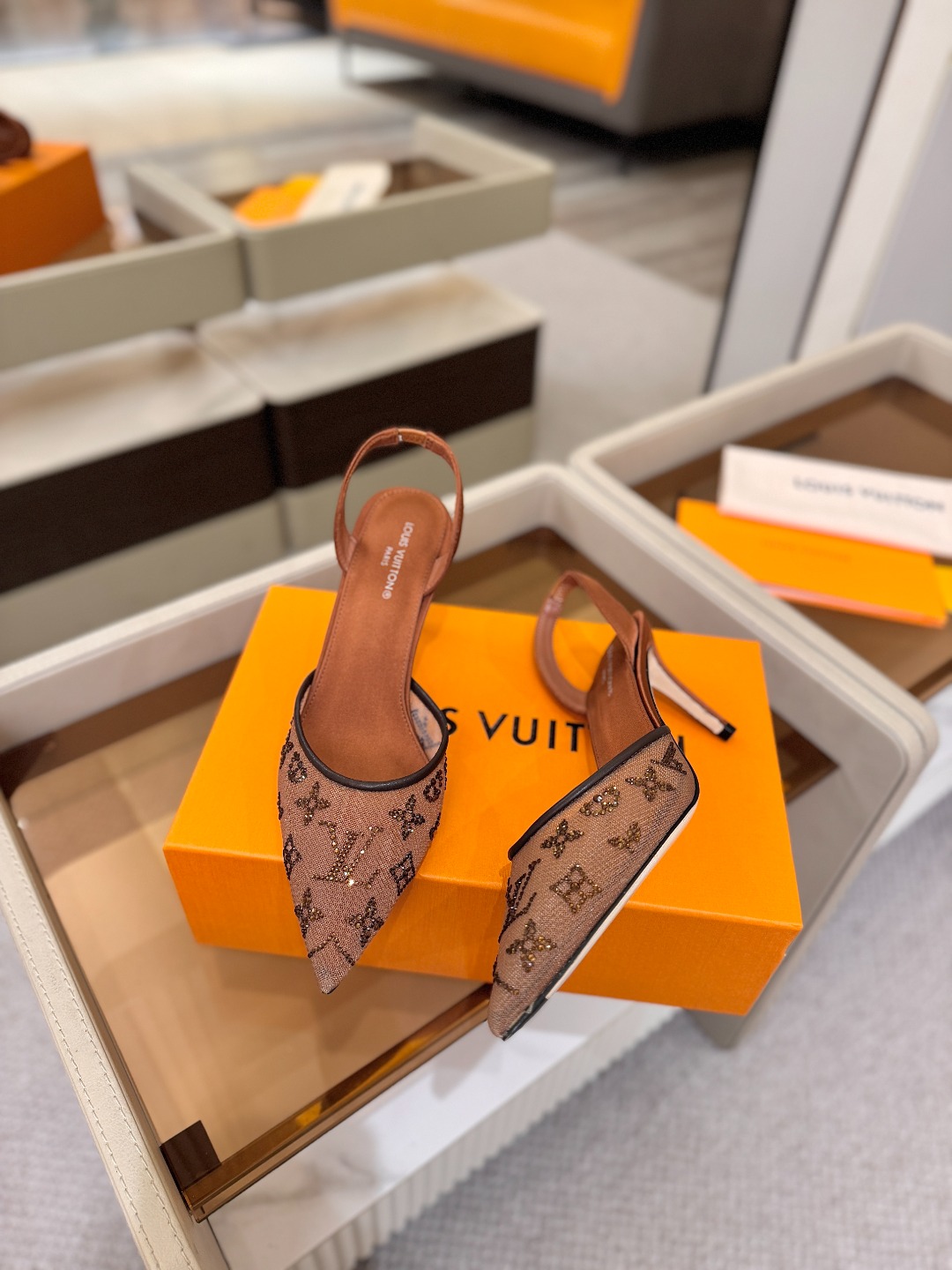 、 Louis Vuitton 官网秋冬系列！完美楦型、 新品高跟凉鞋🆕、官网同步更新 Lv烫钻“logo”饰以点缀，鞋