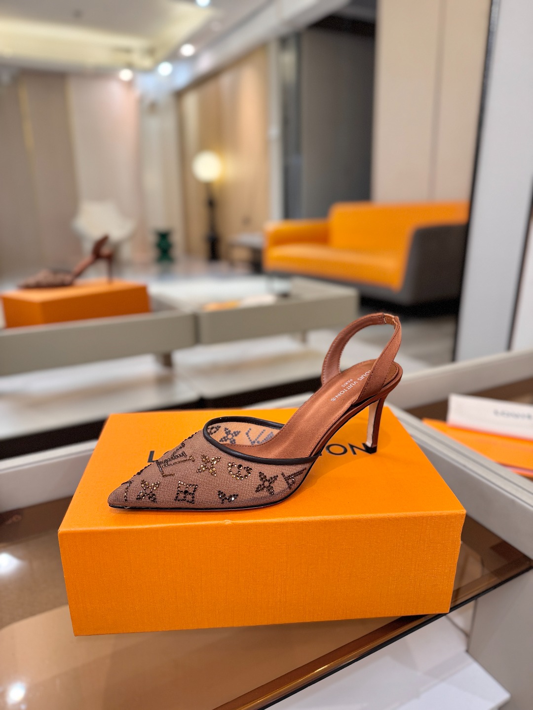 、 Louis Vuitton 官网秋冬系列！完美楦型、 新品高跟凉鞋🆕、官网同步更新 Lv烫钻“logo”饰以点缀，鞋