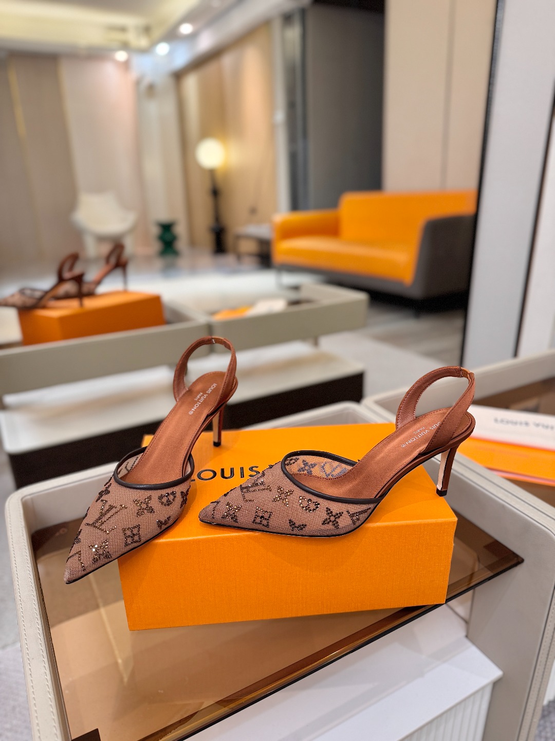 、 Louis Vuitton 官网秋冬系列！完美楦型、 新品高跟凉鞋🆕、官网同步更新 Lv烫钻“logo”饰以点缀，鞋