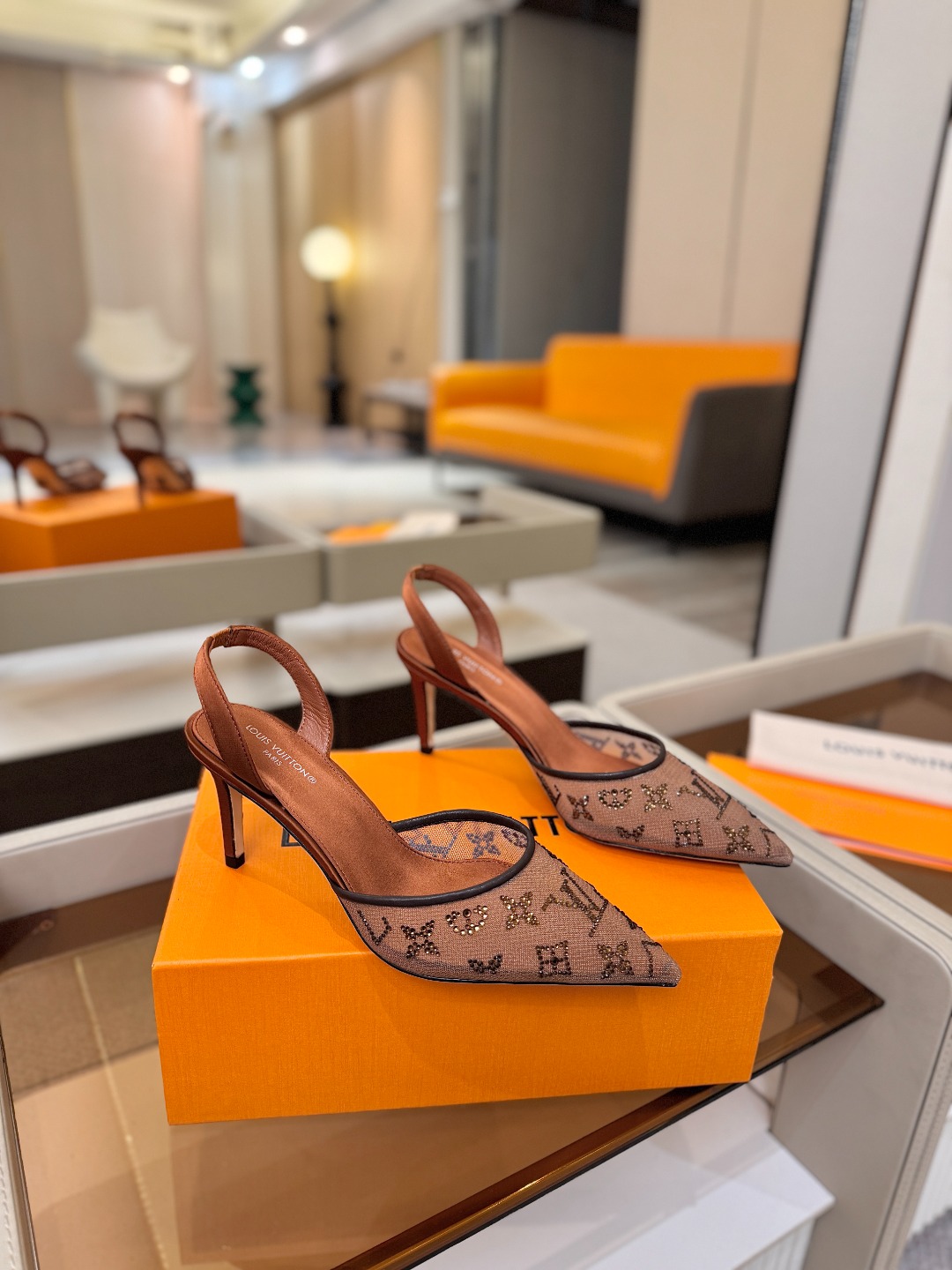 、 Louis Vuitton 官网秋冬系列！完美楦型、 新品高跟凉鞋🆕、官网同步更新 Lv烫钻“logo”饰以点缀，鞋