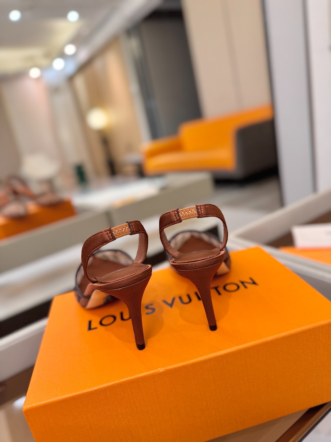 、 Louis Vuitton 官网秋冬系列！完美楦型、 新品高跟凉鞋🆕、官网同步更新 Lv烫钻“logo”饰以点缀，鞋