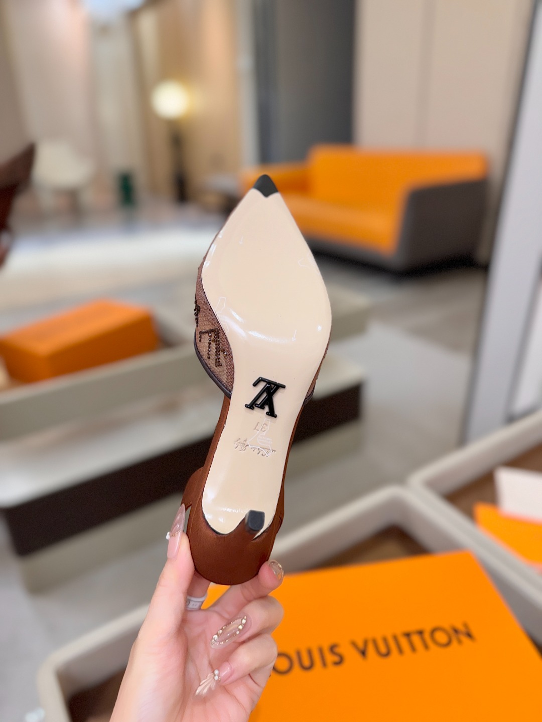 、 Louis Vuitton 官网秋冬系列！完美楦型、 新品高跟凉鞋🆕、官网同步更新 Lv烫钻“logo”饰以点缀，鞋