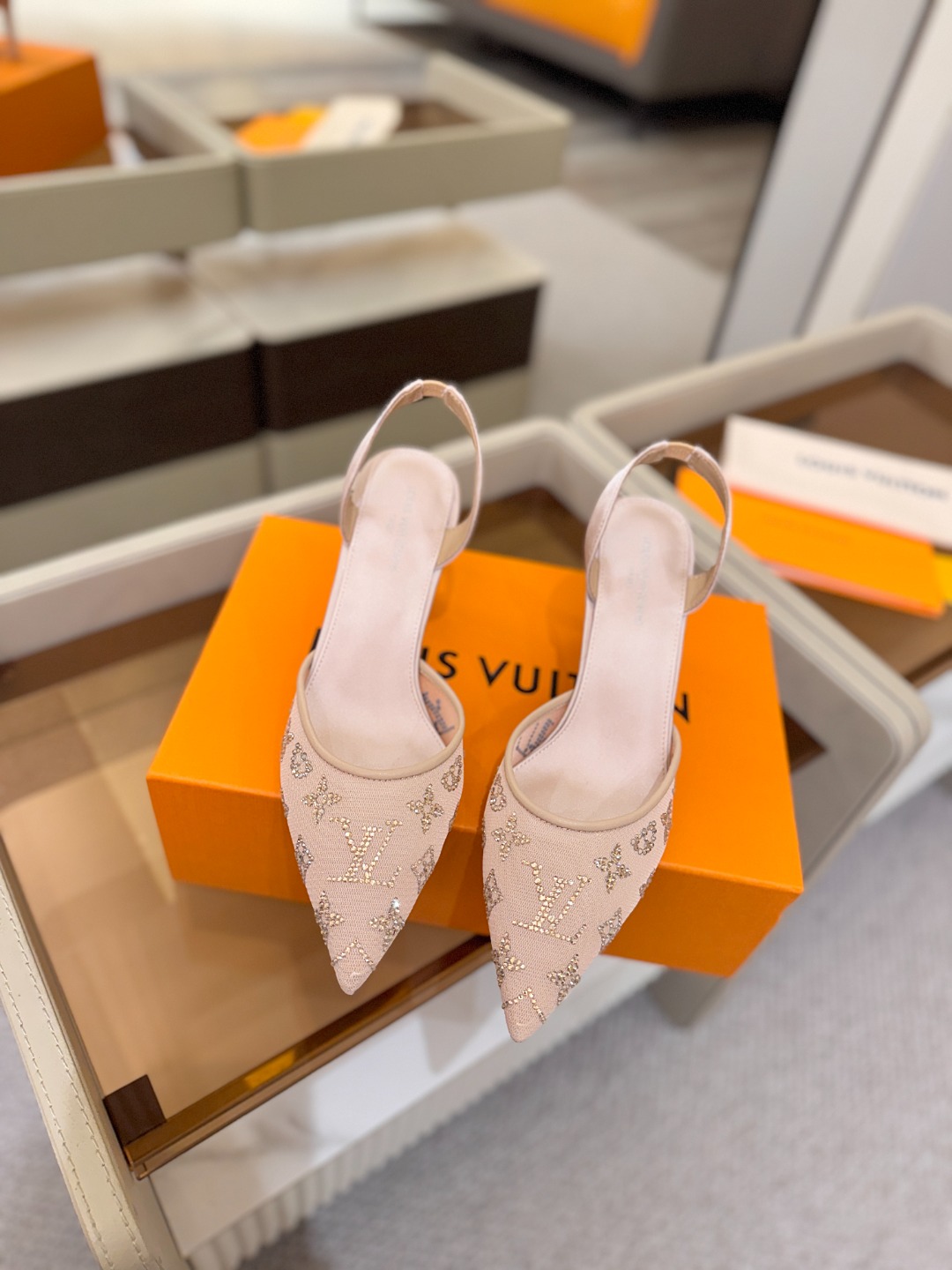 、 Louis Vuitton 官网秋冬系列！完美楦型、 新品高跟凉鞋🆕、官网同步更新 Lv烫钻“logo”饰以点缀，鞋