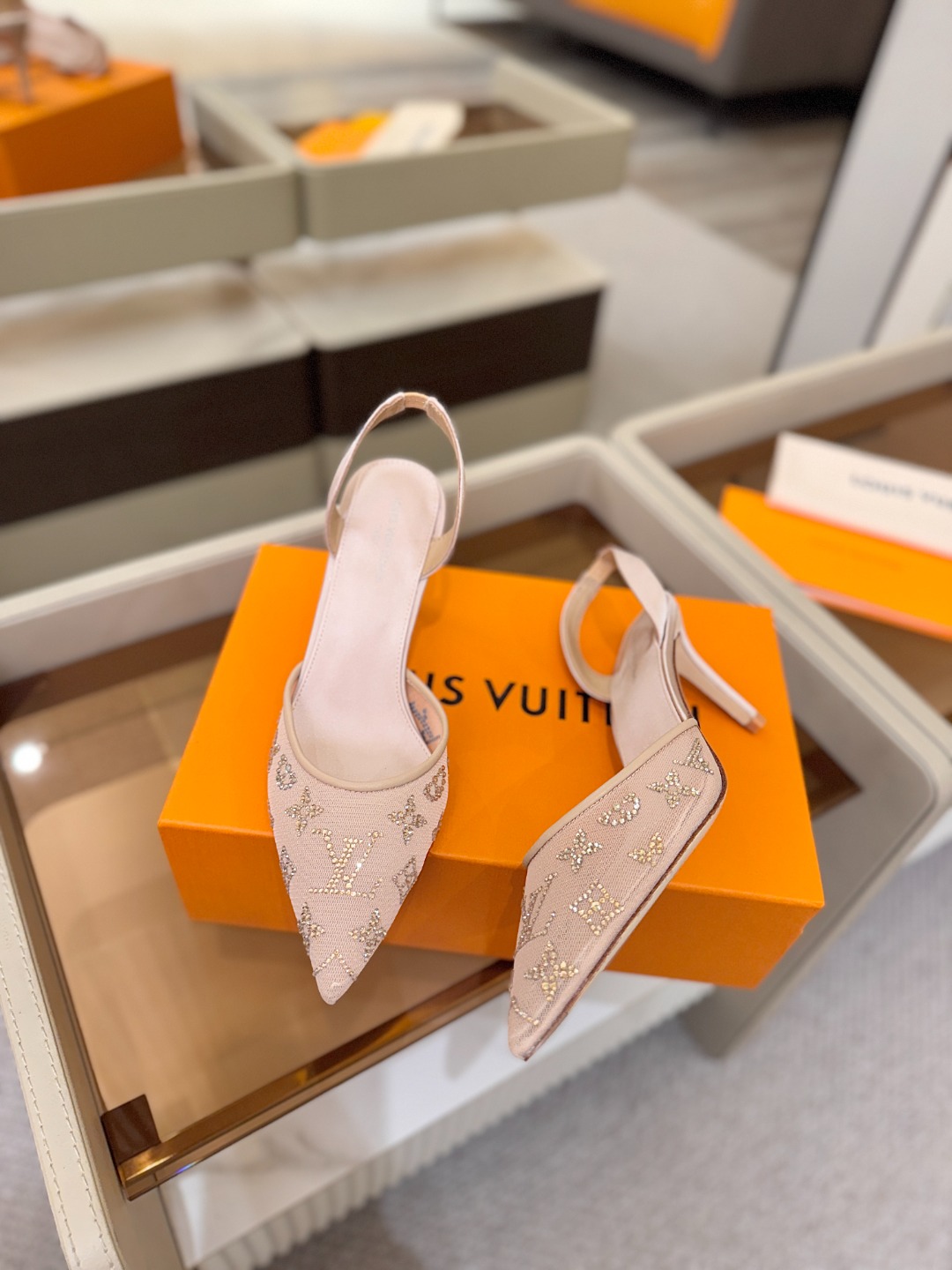 、 Louis Vuitton 官网秋冬系列！完美楦型、 新品高跟凉鞋🆕、官网同步更新 Lv烫钻“logo”饰以点缀，鞋