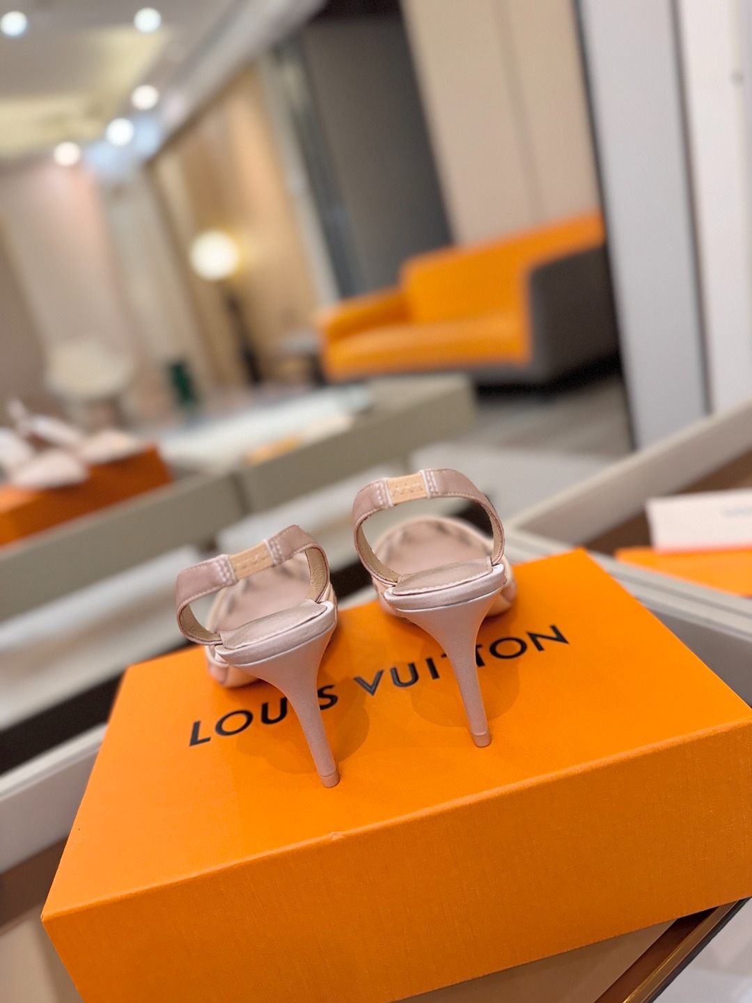 、 Louis Vuitton 官网秋冬系列！完美楦型、 新品高跟凉鞋🆕、官网同步更新 Lv烫钻“logo”饰以点缀，鞋