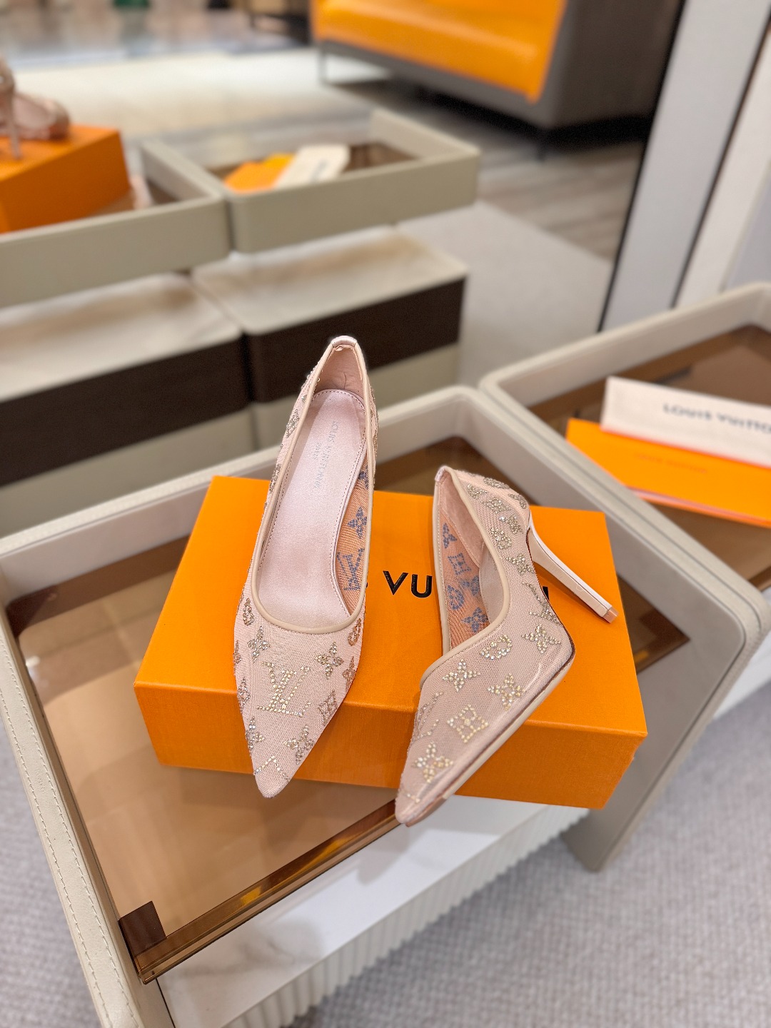 、 Louis Vuitton 官网秋冬系列！完美楦型、 新品高跟单鞋🆕、官网同步更新 Lv烫钻“logo”饰以点缀，鞋
