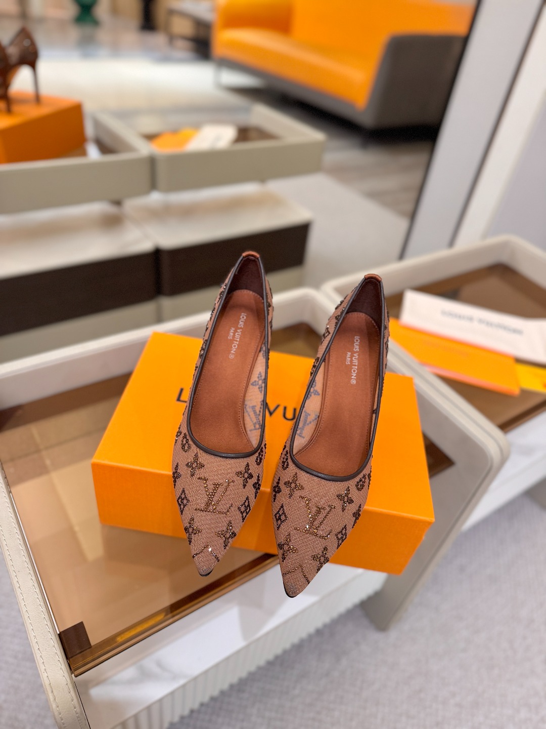 、 Louis Vuitton 官网秋冬系列！完美楦型、 新品高跟单鞋🆕、官网同步更新 Lv烫钻“logo”饰以点缀，鞋