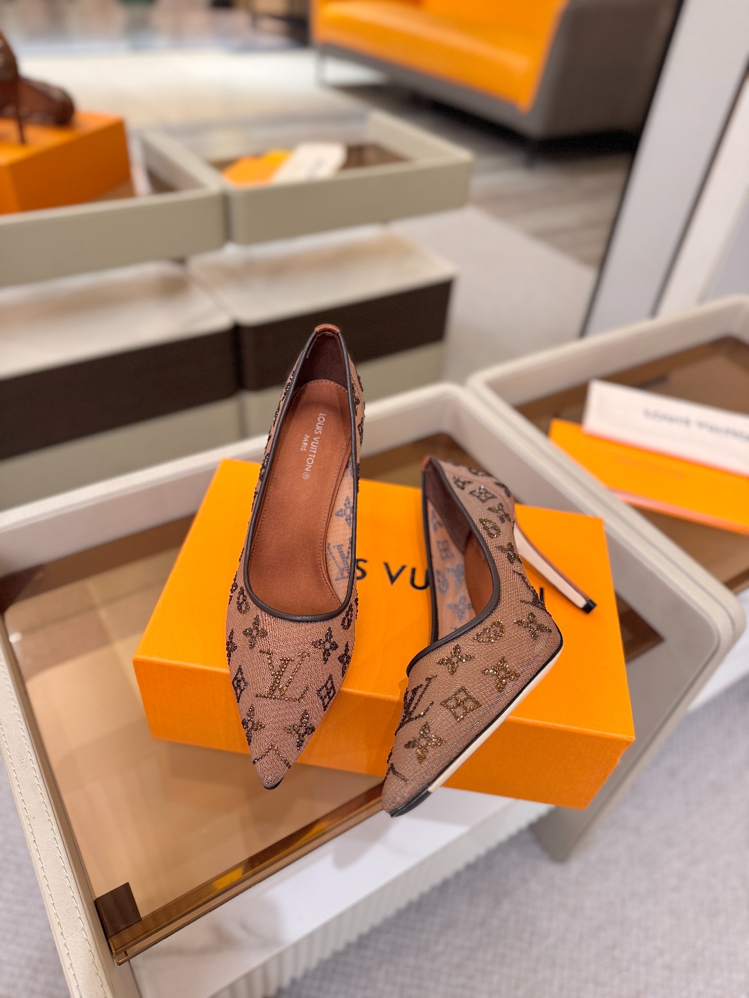 、 Louis Vuitton 官网秋冬系列！完美楦型、 新品高跟单鞋🆕、官网同步更新 Lv烫钻“logo”饰以点缀，鞋