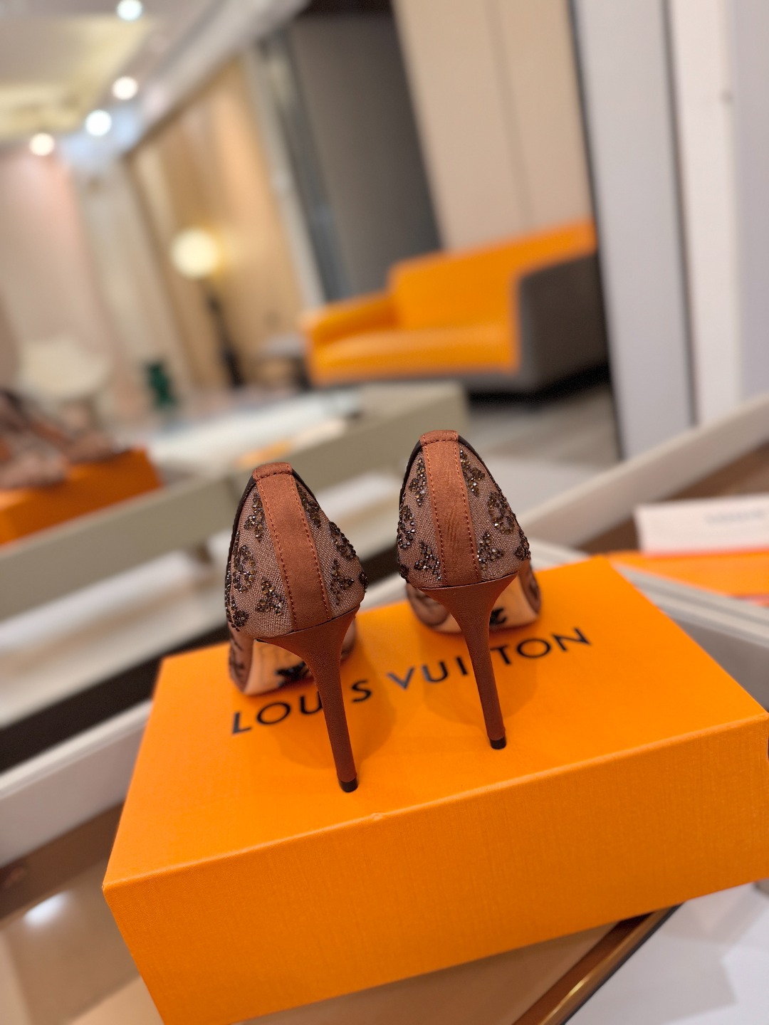 、 Louis Vuitton 官网秋冬系列！完美楦型、 新品高跟单鞋🆕、官网同步更新 Lv烫钻“logo”饰以点缀，鞋