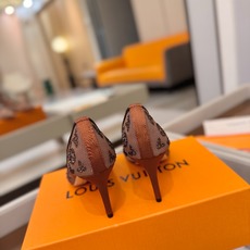 、 Louis Vuitton 官网秋冬系列!完美楦型、 新品高跟单鞋🆕、官网同步更新 Lv烫钻“logo”饰以点缀,鞋 、 Louis Vuitton 官网秋冬系列!完美楦型、 新品高跟单鞋🆕、官网同步更新 Lv烫钻“logo”饰以点缀,鞋