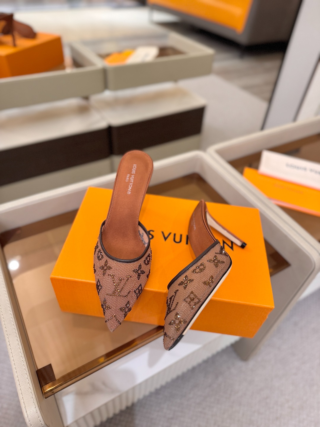 、 Louis Vuitton 官网秋冬系列！完美楦型、 新品高跟拖鞋🆕、官网同步更新 Lv烫钻“logo”饰以点缀，鞋