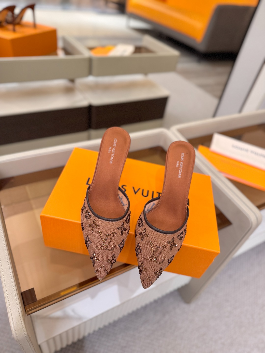 、 Louis Vuitton 官网秋冬系列！完美楦型、 新品高跟拖鞋🆕、官网同步更新 Lv烫钻“logo”饰以点缀，鞋