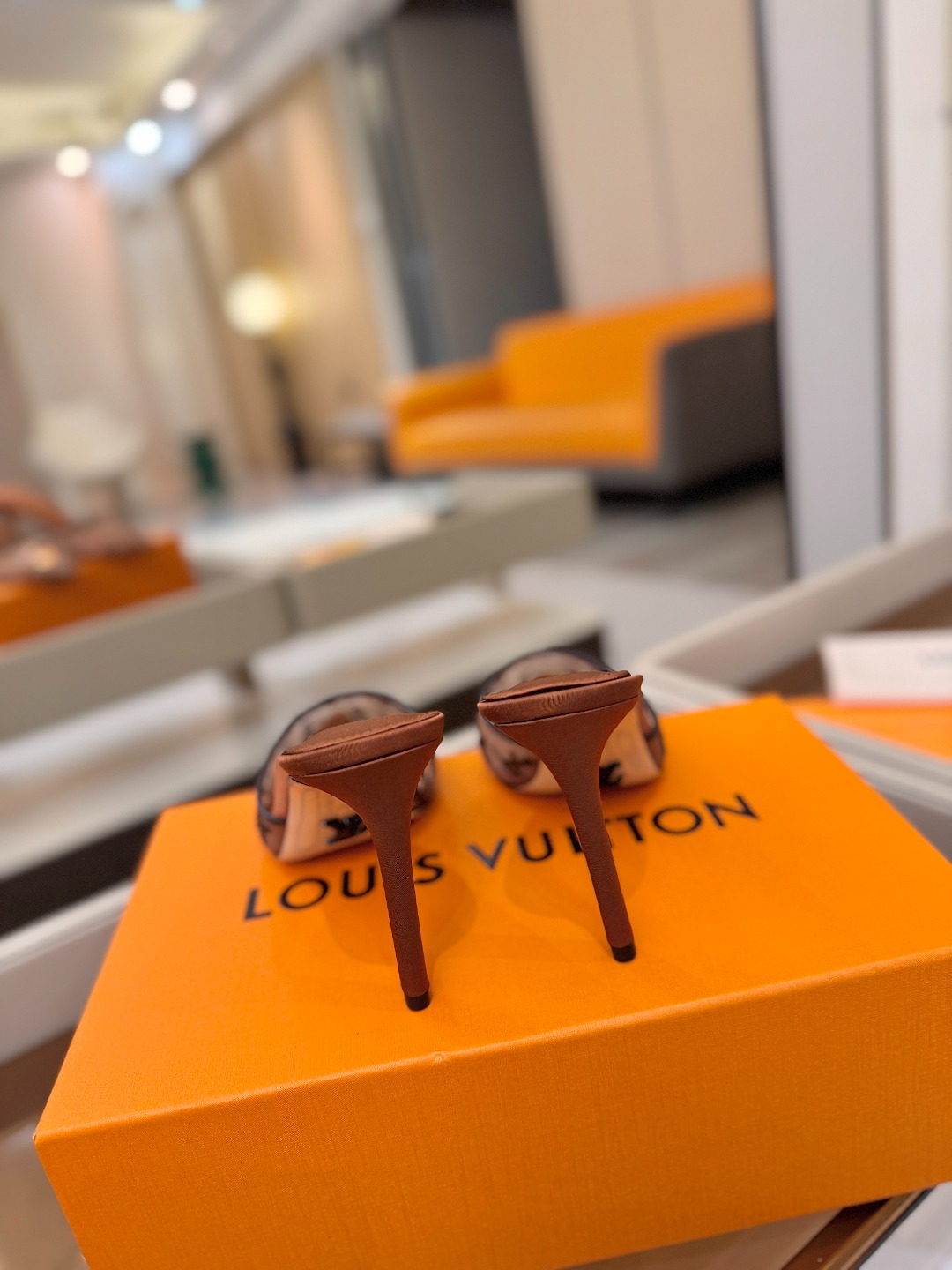 、 Louis Vuitton 官网秋冬系列！完美楦型、 新品高跟拖鞋🆕、官网同步更新 Lv烫钻“logo”饰以点缀，鞋