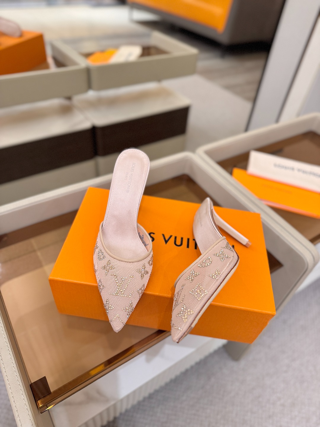 、 Louis Vuitton 官网秋冬系列！完美楦型、 新品高跟拖鞋🆕、官网同步更新 Lv烫钻“logo”饰以点缀，鞋