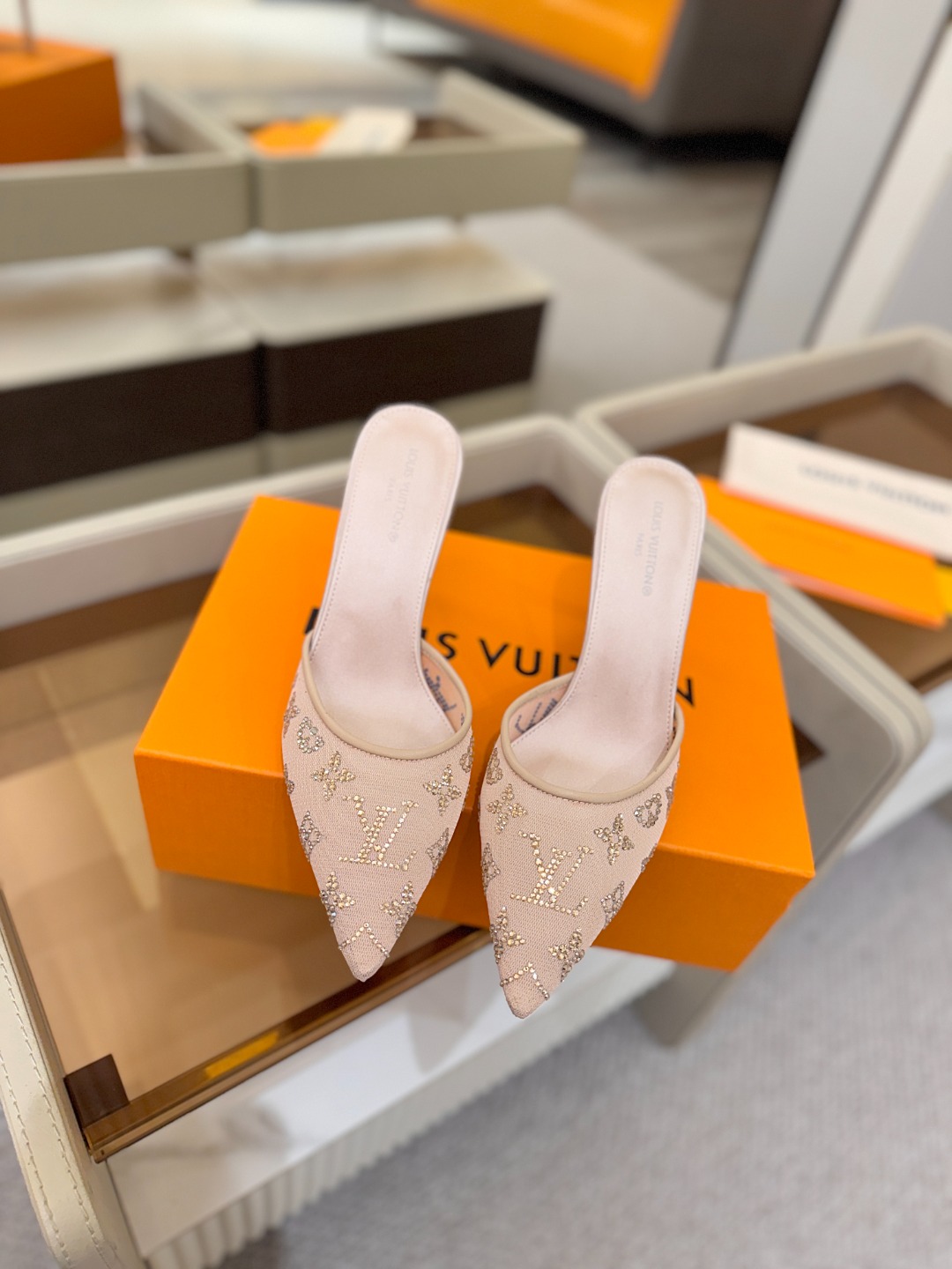 、 Louis Vuitton 官网秋冬系列！完美楦型、 新品高跟拖鞋🆕、官网同步更新 Lv烫钻“logo”饰以点缀，鞋