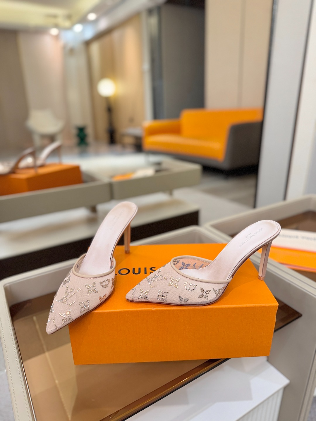 、 Louis Vuitton 官网秋冬系列！完美楦型、 新品高跟拖鞋🆕、官网同步更新 Lv烫钻“logo”饰以点缀，鞋