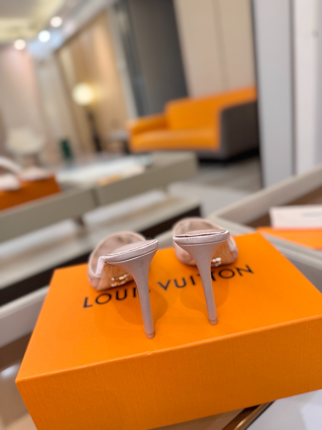 、 Louis Vuitton 官网秋冬系列！完美楦型、 新品高跟拖鞋🆕、官网同步更新 Lv烫钻“logo”饰以点缀，鞋