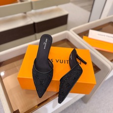 、 Louis Vuitton 官网秋冬系列!完美楦型、 新品高跟拖鞋🆕、官网同步更新 Lv烫钻“logo”饰以点缀,鞋 、 Louis Vuitton 官网秋冬系列!完美楦型、 新品高跟拖鞋🆕、官网同步更新 Lv烫钻“logo”饰以点缀,鞋