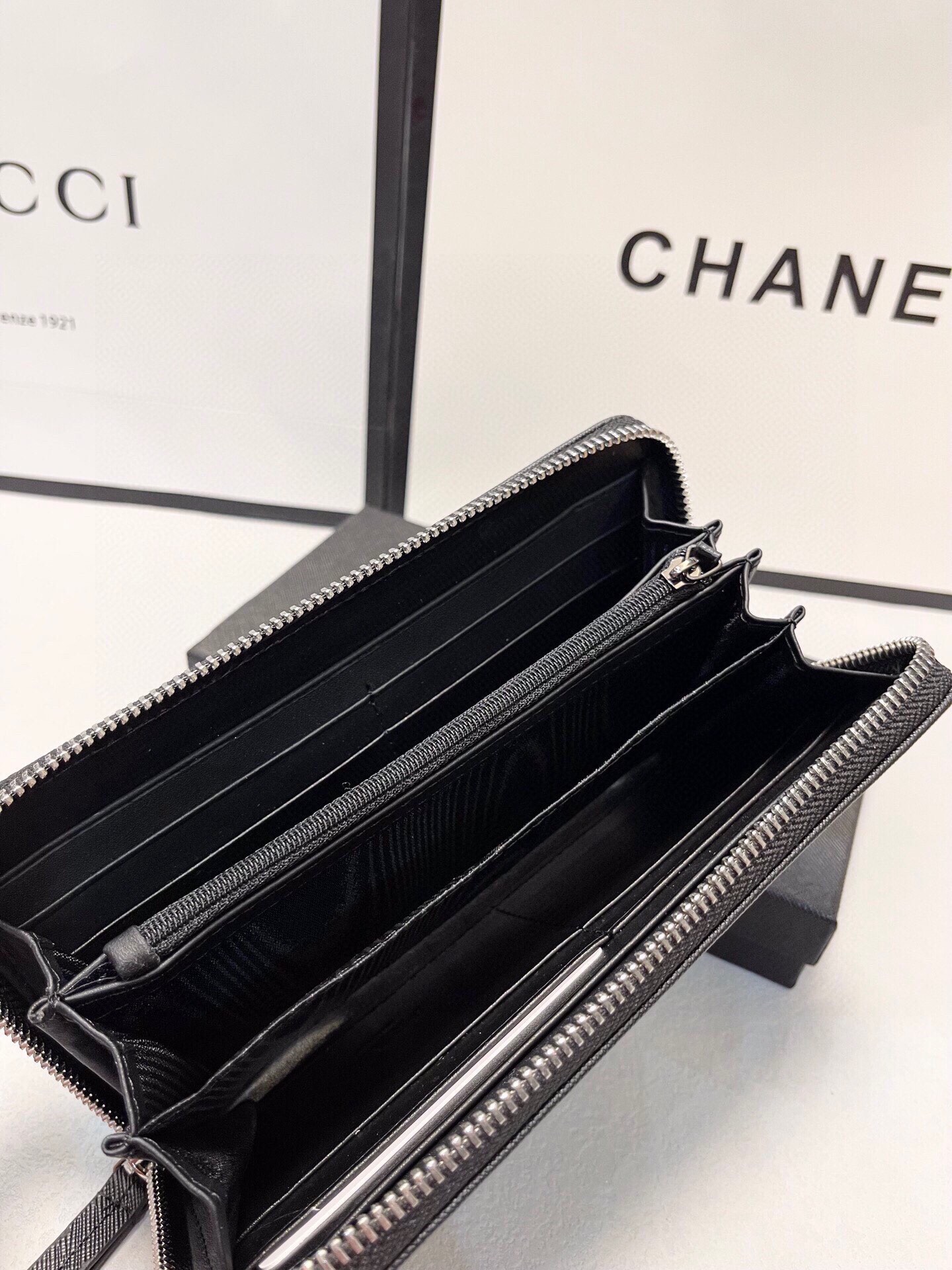 プラダ 十字纹牛皮 ブラック 20x10 cm 高級品質